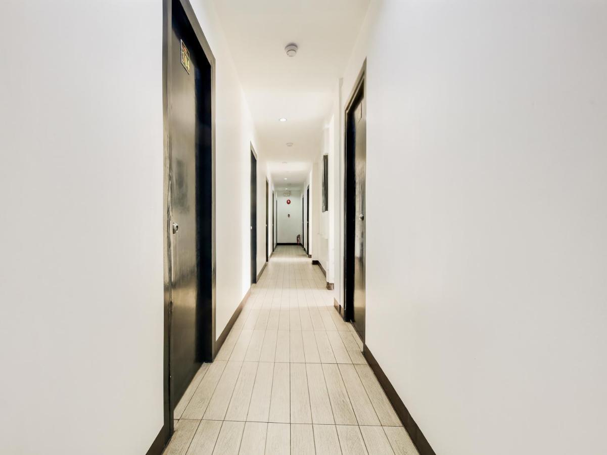 Oyo 895 Golden Majestic Pension Inn Manila Bagian luar foto