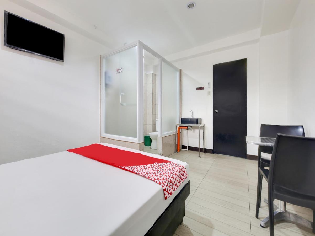Oyo 895 Golden Majestic Pension Inn Manila Bagian luar foto